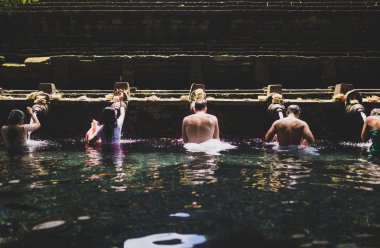 İnsanlar banyo Bali tapınağında Kutsal Sudan tarafından bereket için dua.