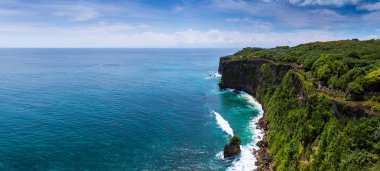 Bali, Endonezya Uluwatu Tapınağı ünlü kayalıklarla