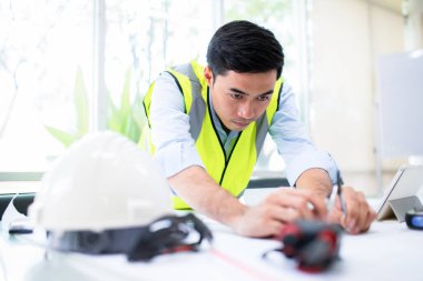 İş adamı yeni başlangıç projesi ile çalışma