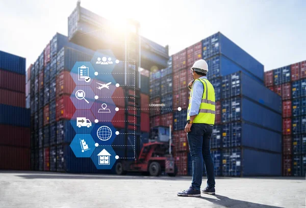 Foreman'ın denetimi yükleme konteyner kutu dan kargo yük gemisi alma verme, Foreman'ın denetim endüstriyel konteyner kargo yük gemisi. Lojistik kavramı.