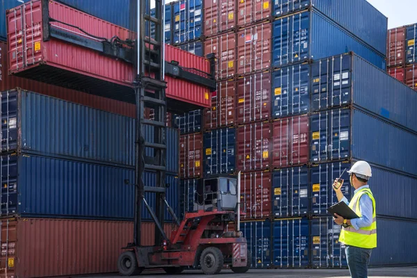 Foreman'ın denetimi yükleme konteyner kutu dan kargo yük gemisi alma verme, Foreman'ın denetim endüstriyel konteyner kargo yük gemisi. Lojistik kavramı.