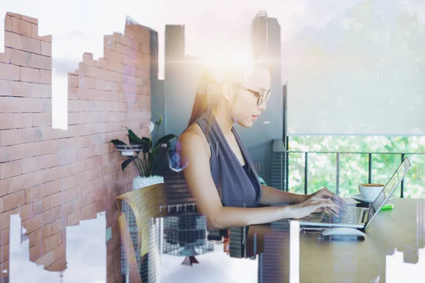 Mujeres Jóvenes Que Trabajan Utilizan Computadora Concepto Trabajo —  Fotos de Stock