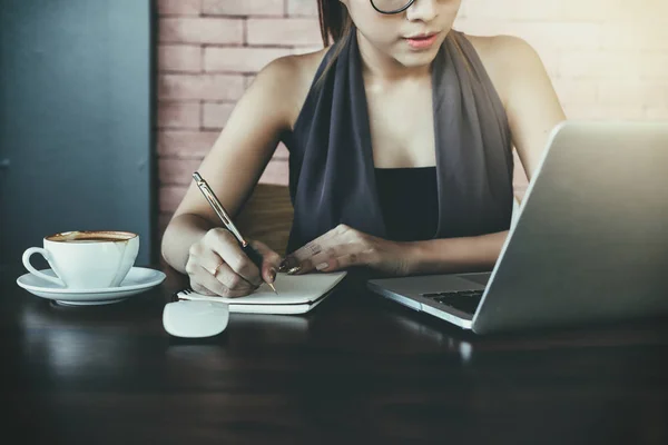 Mujeres Jóvenes Que Trabajan Utilizan Computadora Concepto Trabajo —  Fotos de Stock