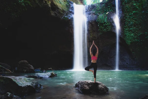 Молодые Женщины Медитируют Время Занятий Йогой Водопаде Лесу — стоковое фото