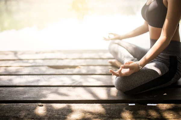 Junge Frauen Meditieren Beim Yoga Friedlicher Atmosphäre lizenzfreie Stockbilder