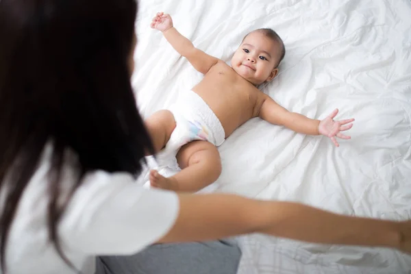 Ein Asiatisch Mather Spielen Mit Sie Tochter Auf Die Bett Stockbild