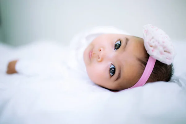 Porträt Eines Babys Von Monaten Das Auf Dem Weißen Bett lizenzfreie Stockfotos