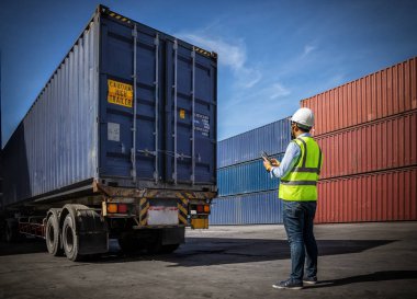 Foreman denetimi Lojistik İthalat İhracat Arkaplanı, İş lojistik konsepti, ithalat ve ihracat kavramı için kutuları kamyondan kamyona yükleme