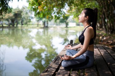 huzurlu bir atmosferde yoga yaparken genç kadın meditasyon