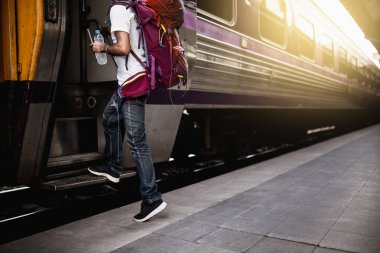 Gezgin backpacking ve trende elde.