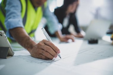 İş toplantı saati. İş adamı yeni başlangıç projesi ile çalışma