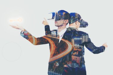 Vr ve beyaz arka plan, izole beyaz üzerinde cityscape işadamı çift pozlama.