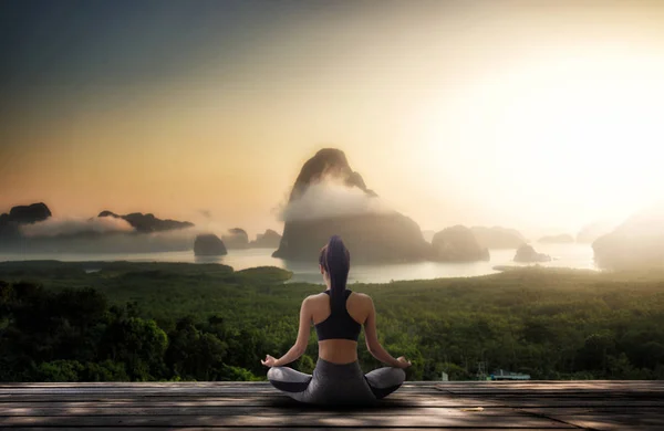 sabahları yoga yaparken genç kadın meditasyon
