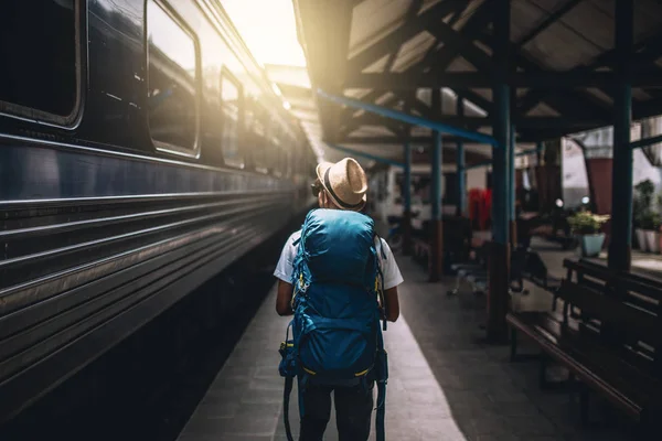 Gezgin backpacking ve yalnız tren istasyonuna yürüyüş vardır.