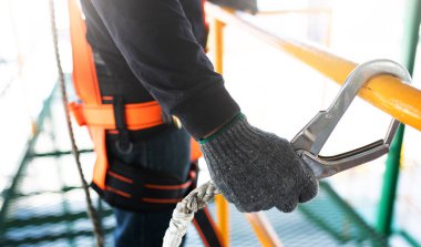 Emniyet kemeri ve inşaat çalışan güvenlik hattı inşaat işçisi