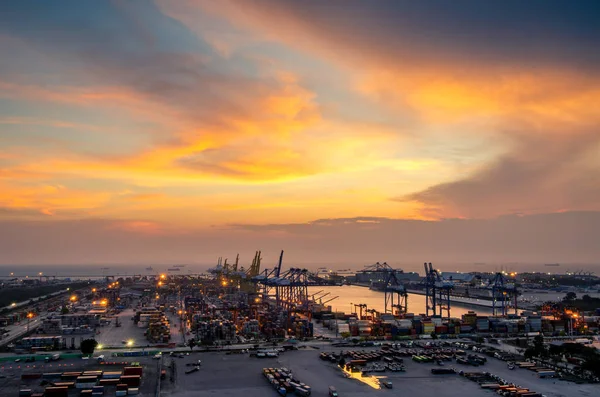 エクスポートおよびインポートと物流とコンテナー貨物船の輸送のコンテナーです インポート エクスポートと業界背景を輸送 クレーン ロジスティック港に貨物を配送 — ストック写真