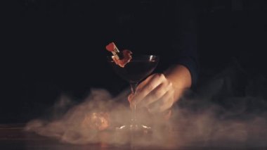 Barmen bir kokteyl hazırlar