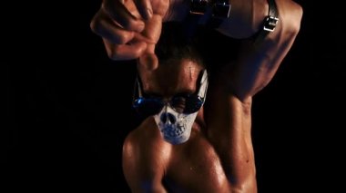 Siyah arka plan üzerine bir kafatası ve gözlük dans maskeli adam