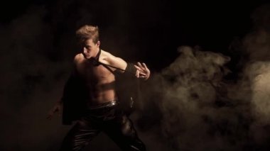 Seksi erkek dans siyah arka plan üzerine