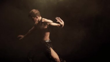 Seksi erkek dans siyah arka plan üzerine