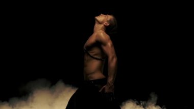 Seksi erkek dans siyah arka plan üzerine