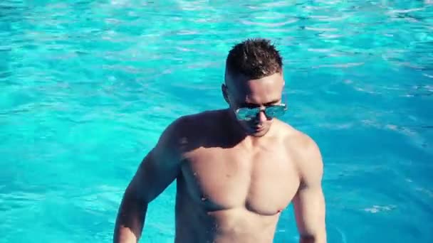 Sexig man i en pool — Stockvideo