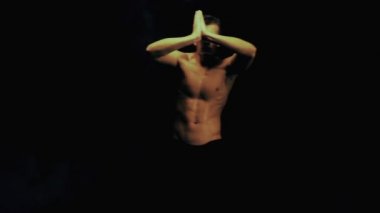 Seksi erkek dans duman arka planda