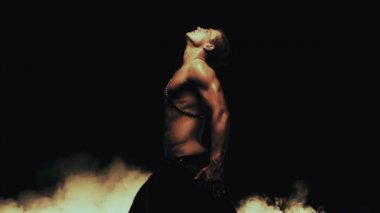 Seksi erkek dans duman arka planda