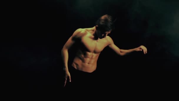 Sexy hombre danza en humo fondo — Vídeo de stock