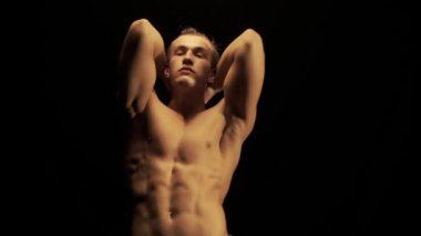 Seksi erkek dans siyah arka plan üzerine