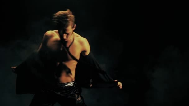 Sexy man dans op zwarte achtergrond — Stockvideo