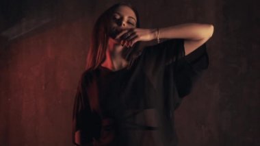 Karanlık iç çamaşırı şehvetli kadın