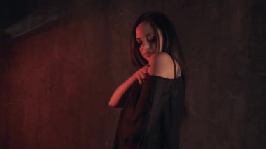 Karanlık iç çamaşırı şehvetli kadın