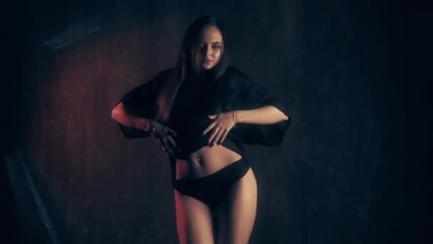 Mujer sensual en ropa interior oscura — Vídeos de Stock