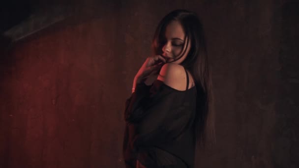 Mulher sensual em roupa interior escura — Vídeo de Stock