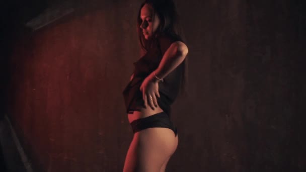 Mujer sensual en ropa interior oscura — Vídeos de Stock