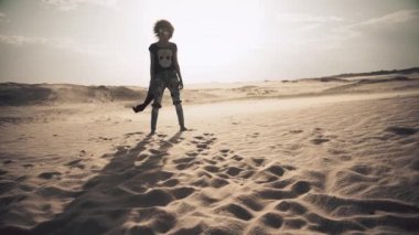 Kadın rüzgarlı çölde