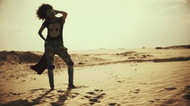 Kadın rüzgarlı çölde