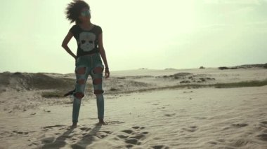 Kadın rüzgarlı çölde