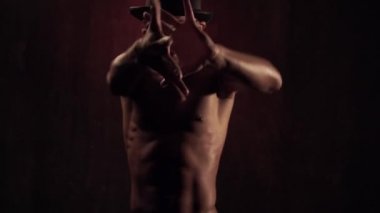 Adam bir şapka ve gözlük dansları