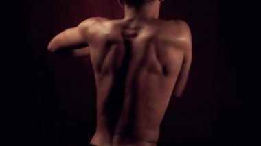 Adam bir şapka ve gözlük dansları