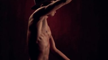 Adam bir şapka ve gözlük dansları