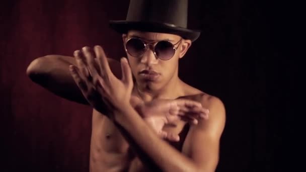 Человек в шляпе и очках танцует — стоковое видео