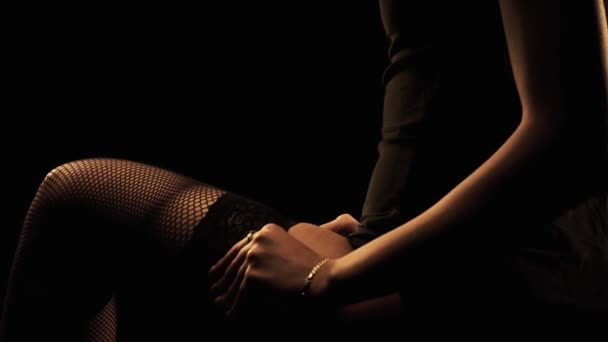 Чуттєва дама одягається чорний панчіх — стокове відео