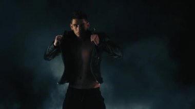 Duman içinde dans seksi adam