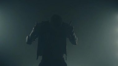 Duman içinde dans seksi adam