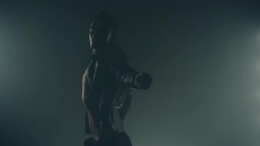 Duman içinde dans seksi adam