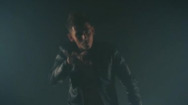 Duman içinde dans seksi adam