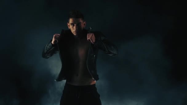 Sexy hombre bailando en humo — Vídeos de Stock