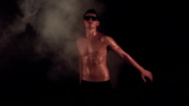 Seksi erkek siyah arka plan üzerinde dans ediyor